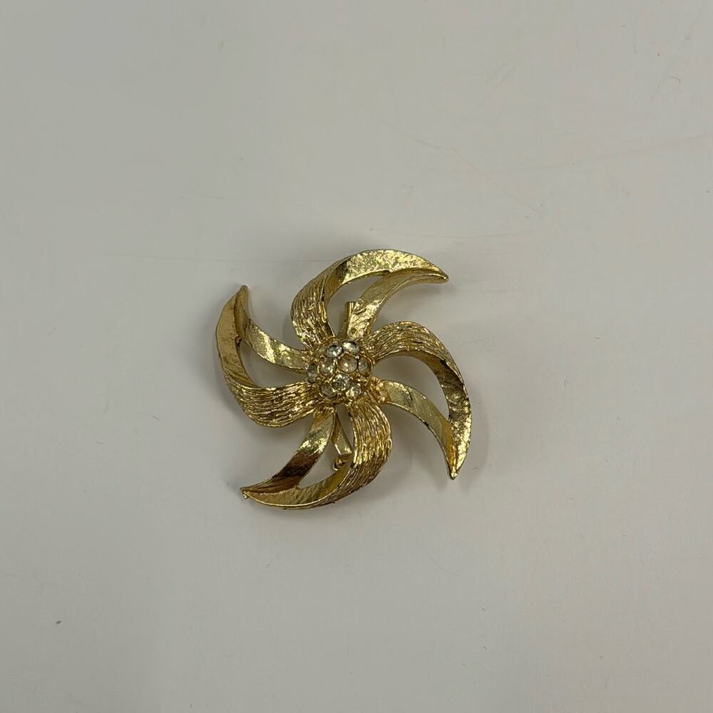 Vintage gold tone flower brooch
